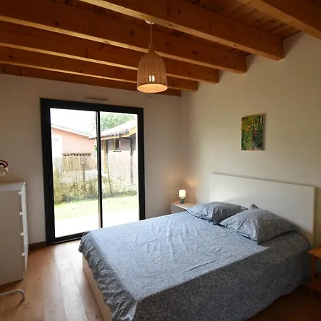 Villa Carolins - En Bois Dans Quartier Résidentiel à 400m Du Bourg De *
